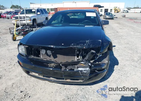 2008 Ford Mustang V6 Deluxe/V6 Premium z USA, uszkodzony, nr VIN 1ZVHT80N685201174